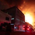 Un incendio en fábrica clandestina deja 2 heridos y 300 damnificados, Perú Un incendio en fábrica clandestina deja 2 heridos y 300 damnificados, Perú