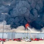 ¡Impresionante! Voraz Incendio consume almacén de Walmart en EE.UU.