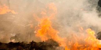 Más de 10 personas mueren en voraz incendio en una bodega en la India
