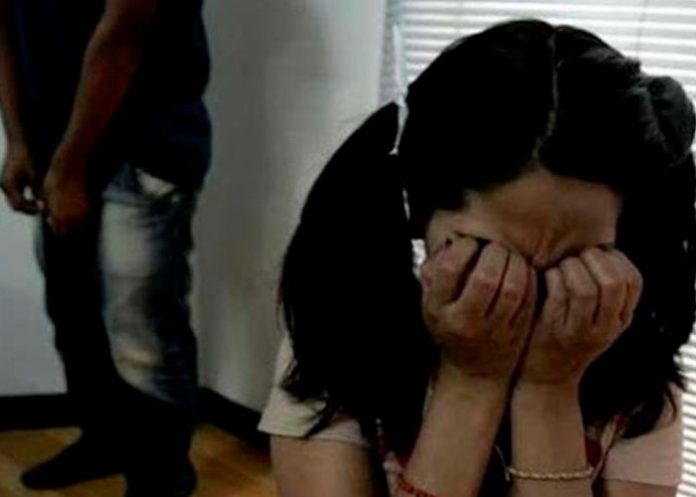 ¡Aterrador! Niña es violada por su abuelo, padre, tío y hermano en la India