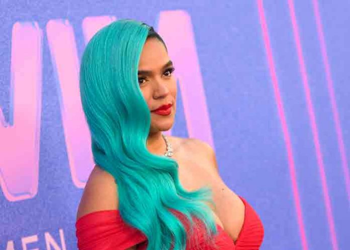 Karol G recibe premio “Rule Breaker” en gala de mujeres de Billboard