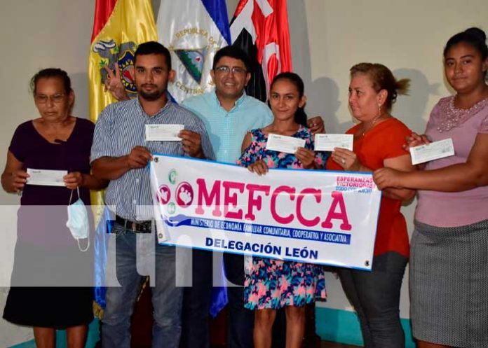 Entrega de créditos para negocios rurales en León