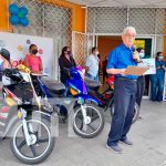 Entrega de motos por parte de la Lotería Nacional