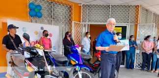 Entrega de motos por parte de la Lotería Nacional