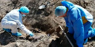 En México encuentran fosas clandestinas cerca de la frontera de EE.UU.