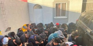 Rescatan a 53 migrantes abandonados por "coyotes" en México