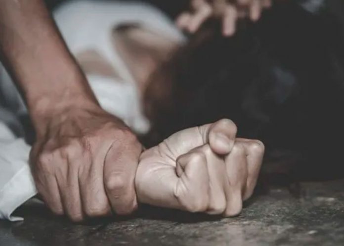 ¿Bien hecho? Mujer le arranca 