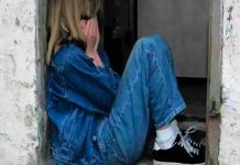 Mujeres detenidas por colocar un collar de perro a una niña en EE.UU