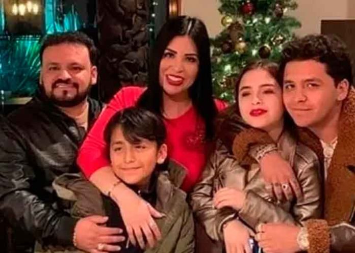 Ex disquera de Christian Nodal demanda otra vez a sus padres