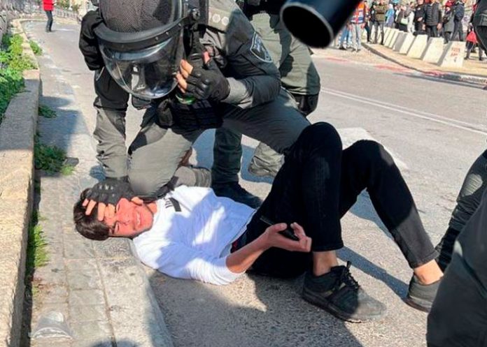 Brutal ataque de fuerzas israelíes a palestinos en Ciudad Vieja de al-Quds