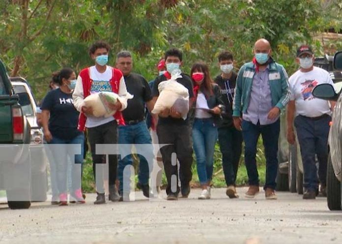 Entrega de paquetes de alimentos en el Distrito V de Managua