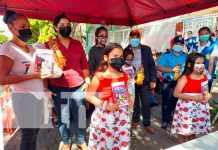 MIFAMILIA entrega paquetes a casos de partos múltiples en Distrito II de Managua Entrega de paquetes para familias de partos múltiples en Managua