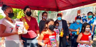 Entrega de paquetes para familias de partos múltiples en Managua
