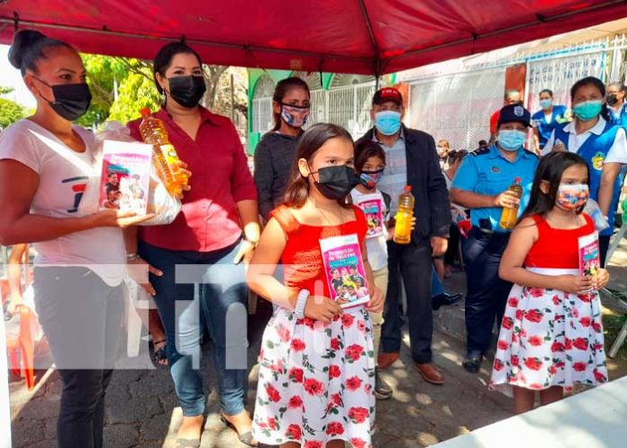 Entrega de paquetes para familias de partos múltiples en Managua