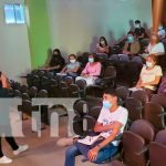 Estudiantes de periodismo reciben curso especial sobre técnicas de redacción Estudiantes de periodismo en taller universitario