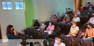 Estudiantes de periodismo en taller universitario