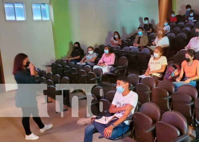 Estudiantes de periodismo en taller universitario