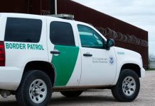Migrante murió por camioneta que se volcó durante una persecución, EEUU