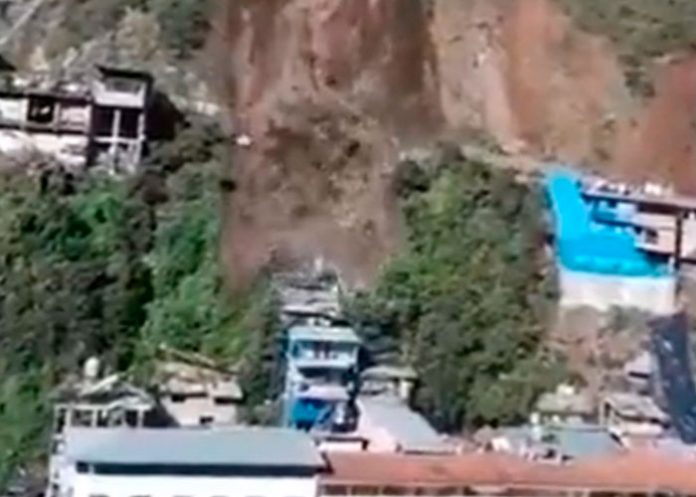 ¡Tragedia! Deslizamiento de Tierra sepulta decenas de viviendas en Perú