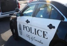 Video muestra a policía arrodillado sobre el cuello de una niña en Wisconsin Video muestra a policía arrodillado sobre el cuello de una niña en Wisconsin