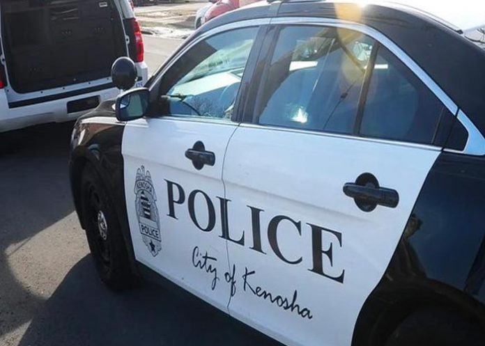 Video muestra a policía arrodillado sobre el cuello de una niña en Wisconsin