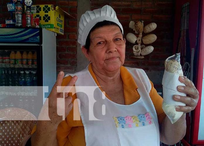 Doña Herlinda, con más de 40 años vendiendo quesillos en La Paz Centro