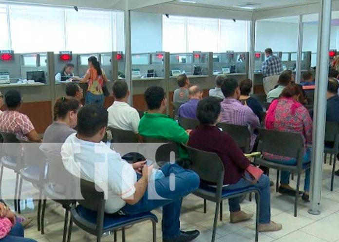 remesas-nica-2 Personas retirando remesas en Nicaragua