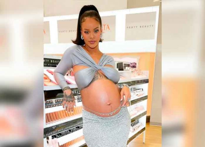 Rihanna reaparece espectacular en el lanzamiento de su línea de maquillaje