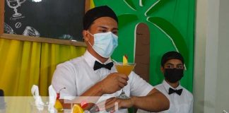 Presentación de bebidas tropicales por parte de estudiantes técnicos en Rivas