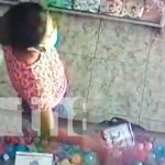 Momento del robo de celular en una tienda de Juigalpa