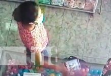 (VIDEO) ¡Ladrona! Captan descarado robo de celular en tienda de Juigalpa Momento del robo de celular en una tienda de Juigalpa
