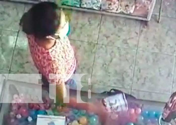 Momento del robo de celular en una tienda de Juigalpa
