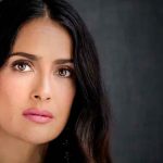 Salma Hayek con sexy look conquista alfombra roja de los premios BAFTA