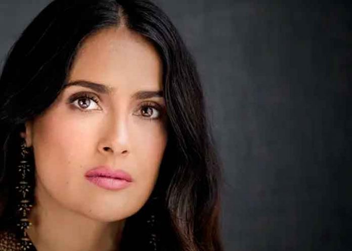 Salma Hayek con sexy look conquista alfombra roja de los premios BAFTA