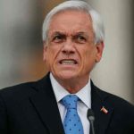 Una mujer lanzó agua a presidente Sebastian Piñera durante una ceremonia Una mujer lanzó agua a presidente Sebastian Piñera durante una ceremonia