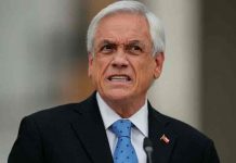 Una mujer lanzó agua a presidente Sebastian Piñera durante una ceremonia Una mujer lanzó agua a presidente Sebastian Piñera durante una ceremonia