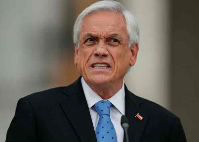 Una mujer lanzó agua a presidente Sebastian Piñera durante una ceremonia