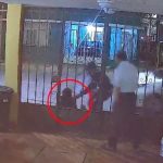 Video: Graban secuestro de una mujer frente a sus vecinos en México Video: Graban secuestro de una mujer frente a sus vecinos en México