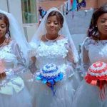 ¡El amor no conoce reglas! Hombre se casa con trillizas en el Congo