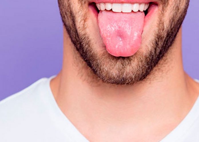 ¡Qué asqueroso! Aterrador caso de un hombre con pelo en la lengua