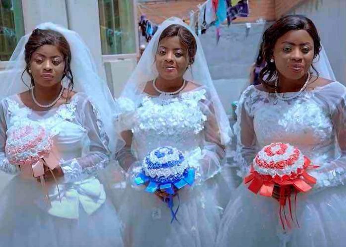 ¡El amor no conoce reglas! Hombre se casa con trillizas en el Congo