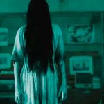 TikTok: Mujer capta a “fantasma” sentado a su lado en el reflejo de la tv