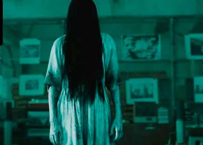 TikTok: Mujer capta a “fantasma” sentado a su lado en el reflejo de la tv