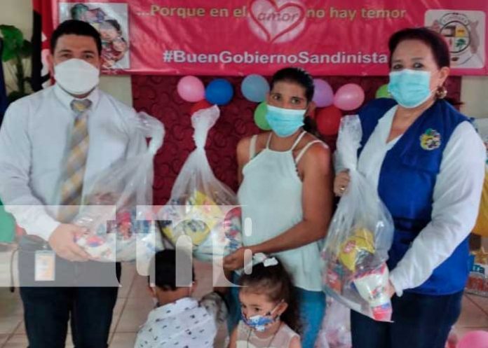 Entrega de paquetes alimenticios a familias de Tipitapa