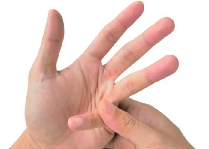 ¿Es bueno o dañino para la salud “tronarse” los dedos?