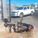 VIDEO: Motociclista impacta contra poste tras aventajar en Managua Aparatoso accidente de tránsito en Managua