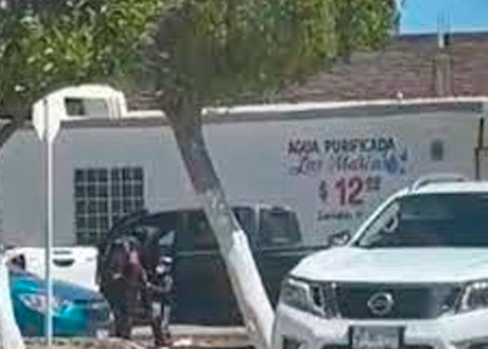 ¡Desgarrador! Niña intenta evitar que sicarios secuestren a su padre