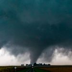 ¡Impactante! Conductor quedó atrapado por un tornado y logró escapar ileso ¡Impactante! Conductor quedó atrapado por un tornado y logró escapar ileso
