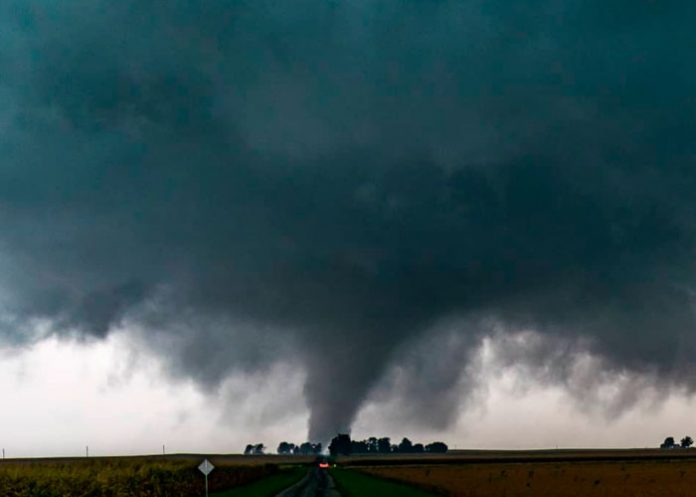 ¡Impactante! Conductor quedó atrapado por un tornado y logró escapar ileso