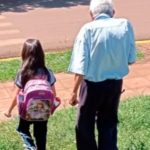 ¡Conmovedor! A sus 91 años acompaña a su bisnieta a la escuela ¡Conmovedor! A sus 91 años acompaña a su bisnieta a la escuela